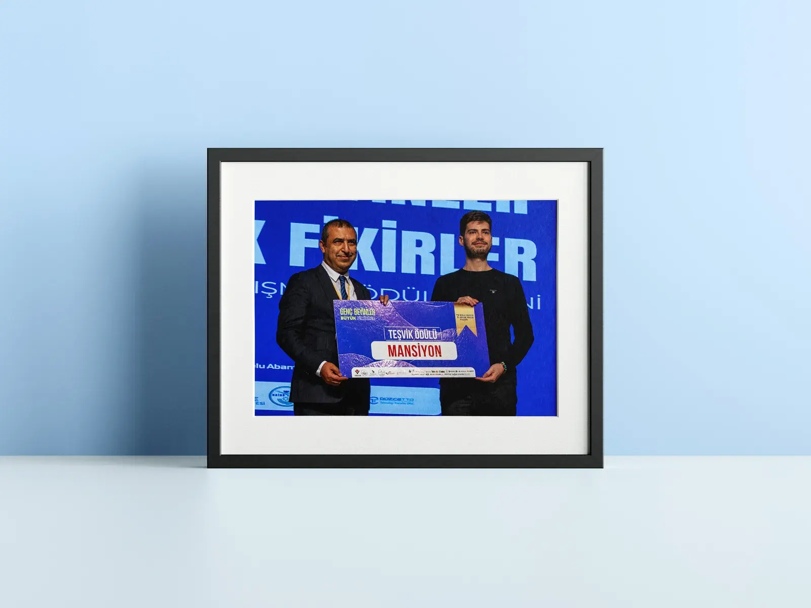 Berkay Özdemir, Genç Beyinler Büyük Fikirler teşvik ödülü mansiyon plaketini alırken