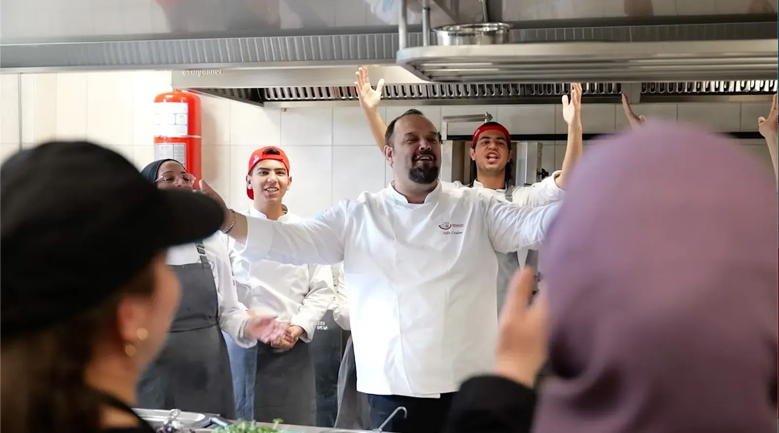 Aşçılık kampından kare: mutfakta alkışlayan şefler ve katılımcılar