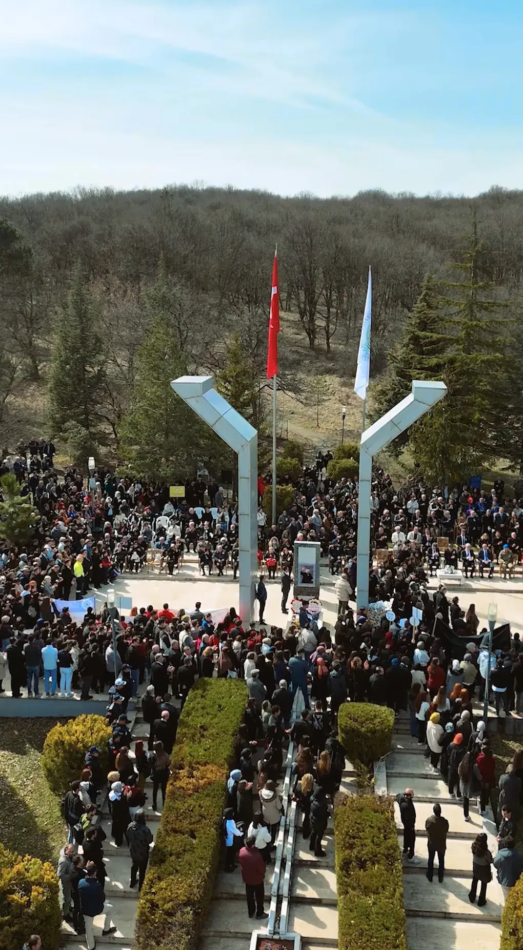 İzzet Baysal anıtı önünde toplanan kalabalık